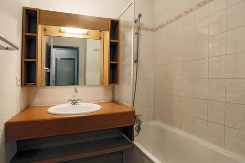 a bathroom with a sink and a bath tub at Résidence Balcons Du Soleil - Pièces 704 in Germ