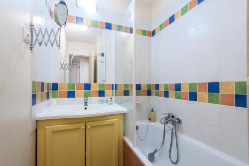 une salle de bain avec un lavabo, une baignoire et une douche dans l'établissement Village Pont Royal en Provence - maeva Home - Appartement 2 Pièces 6 Personnes - Sélection MAE-0844, à Mallemort