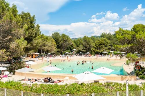 un groupe de personnes dans une piscine dans l'établissement Village Pont Royal en Provence - maeva Home - Appartement 2 Pièces 6 Personnes - Sélection MAE-0844, à Mallemort