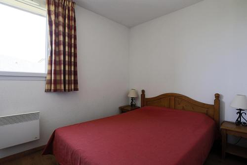 una camera con letto rosso e finestra di Résidence Hameau De Balestas Mp - 2 Pièces pour 4 Personnes 084 a Germ