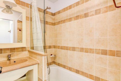 ein Badezimmer mit Badewanne und Waschbecken in der Unterkunft Les maisons Le Rouret - maeva Home - Maison 3 pièces 6 personnes - Sélection MAE-5094 in Grospierres