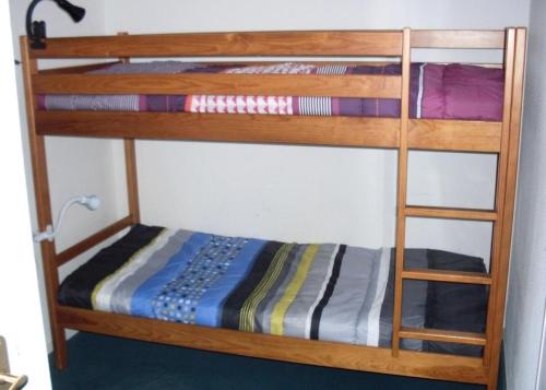 Ce lit superposé se trouve dans un dortoir doté de lits superposés. dans l'établissement Résidence Royal Peyragudes Mp - Studio pour 4 Personnes 994, à Germ