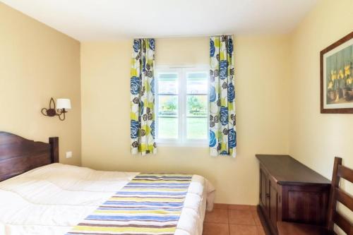 a bedroom with a bed and a window at Résidence Les Belles Rives - maeva Home - Appartement 2 pièces 5 personnes - Confort MAE-4474 in Argentat