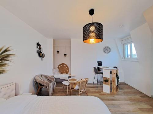 ランスにあるFaro, vue sur la Cathédraleのベッドとテーブルと椅子のある寝室