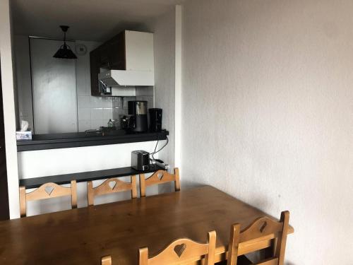 a dining room with a table and a kitchen at Résidence Hameau De Balestas Mp - 2 Pièces pour 6 Personnes 674 in Germ