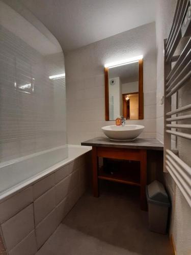une salle de bain avec un lavabo, une baignoire et un miroir dans l'établissement Résidence Hameau De Balestas Mp - T2/6pers FORUM 18- Peyresourde MAE-4684, à Germ