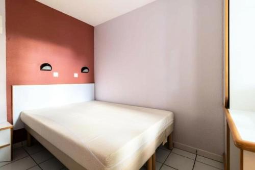 - une petite chambre avec un lit blanc dans l'établissement Village Moliets - maeva Home - Appartement 2 pièces 4 personnes - Confort MAE-6784, à Moliets-et-Maa