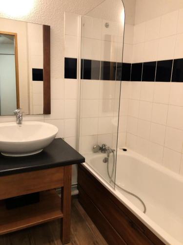 une salle de bain avec un lavabo, une douche et une baignoire dans l'établissement Résidence Hameau De Balestas Mp - T2/4pers JOUBARDE 02-Peyresourde MAE-4724, à Germ