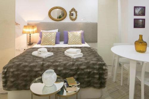 1 dormitorio con 1 cama con mesa y toallas en gold 26 en Lisboa