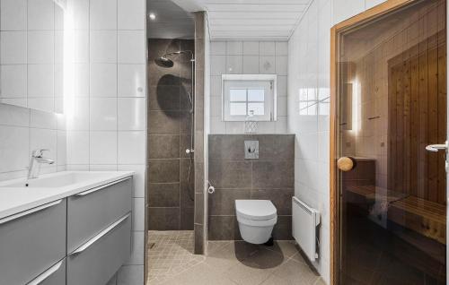 バイアス・スタンにあるNice Home In Vejers Strand With 2 Bedrooms, Sauna And Wifiのバスルーム(トイレ、洗面台、シャワー付)