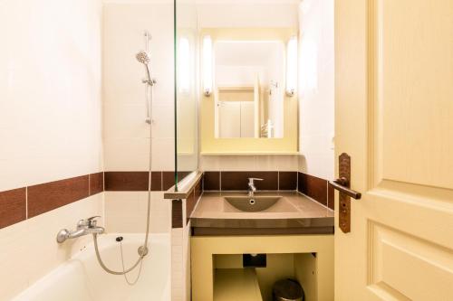 une petite salle de bain avec un lavabo et une douche dans l'établissement Résidence le Village de Cap Esterel - maeva Home - Appartement 2 pièces 4 personnes - Confort MAE-6794, à Saint-Raphaël