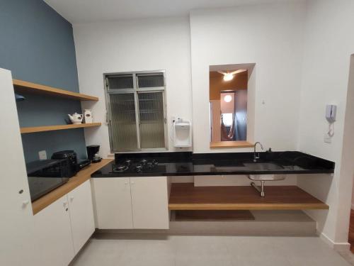 Dapur atau dapur kecil di Apartamento com localização privilegiada no Flamengo