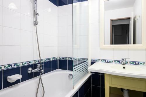 une salle de bain avec une douche, une baignoire et un lavabo dans l'établissement Port du Crouesty Cap'Océan - maeva Home - Appartement 3 pièces 6 personnes - Sélection - vue sur le Port MAE-9994, à Arzon