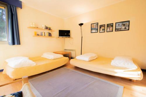 Tempat tidur dalam kamar di Résidence Les Herminieres - 2 Pièces pour 6 Personnes 444
