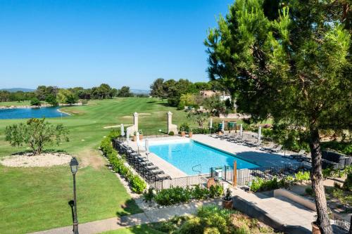 une image d'une piscine dans un complexe hôtelier dans l'établissement Résidence Hôtel du Golf de Pont Royal - maeva Home - Appartement climatisé ravissant 2 pièces 4 personnes - Prestige - super Home MAE-3104, à Mallemort