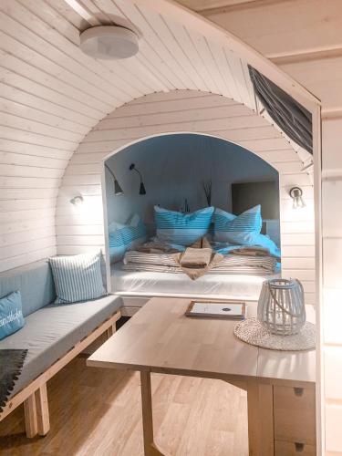 Ruang duduk di Tiny Igloo Elrond