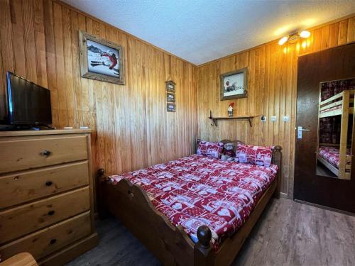 une chambre avec un lit et une commode dans l'établissement Résidence Tougnette - Appartement pour 4 personnes avec balcon exposé Sud MAE-6864, aux Menuires
