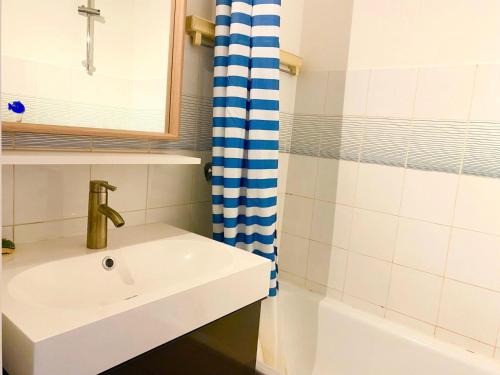 uma casa de banho com um lavatório e um chuveiro em Résidence Les Tennis - 2 Pièces pour 6 Personnes 654 em Villard-de-Lans