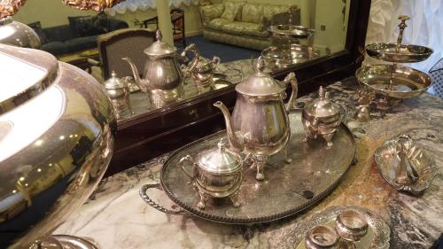 a bathroom counter with a mirror and some tea pots and cups at HOTEL RIAZA in Riaza