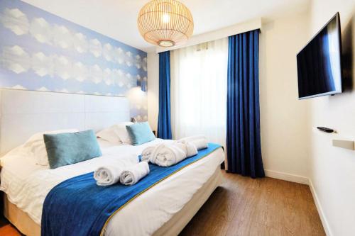 a bedroom with a bed with towels on it at Résidence Presqu'Ile de la Touques - Appartement 3 pièces 6 personnes - Ex 334 in Deauville