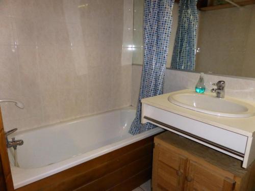 une salle de bain avec un lavabo et une baignoire et un lavabo dans l'établissement Résidence Les Cimes D'or A - Cîmes d'Or A28 MAE-6344, aux Contamines-Montjoie