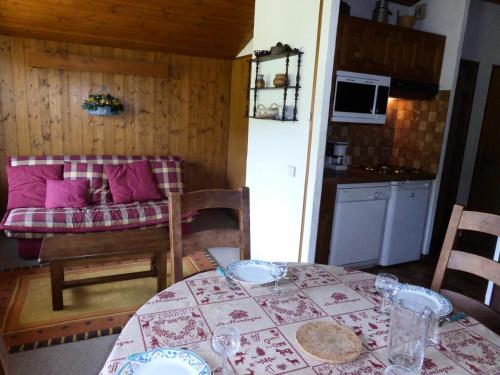une salle à manger avec une table et une cuisine dans l'établissement Résidence Princesse En Etraz Narcisse - Princesse en Etraz N41 MAE-2294, à Combloux