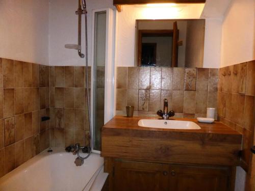a bathroom with a sink and a bath tub at Résidence Princesse En Etraz Narcisse - 3 Pièces pour 6 Personnes 294 in Combloux