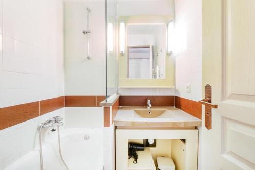 une salle de bain avec un lavabo et une douche dans l'établissement Résidence le Village de Cap Esterel - maeva Home - Appartement 2 pièces 5 personnes - Sélection MAE-5344, à Saint-Raphaël