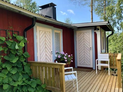 InkooにあるHimalayan cabin Inkooのレッドハウス デッキ(椅子2脚付)