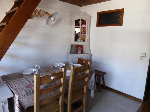 une salle à manger avec une table et quelques chaises dans l'établissement Résidence Princesse En Etraz Narcisse - Princesse en Etraz N34 MAE-2284, à Combloux
