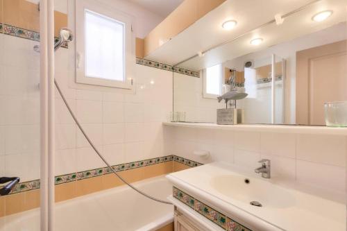 une salle de bain avec une baignoire, un lavabo et une douche dans l'établissement Les Appartements aux Restanques du Golfe de St Tropez - maeva Home - Appartement 3 pièces 6 personnes - Sélection - vue Mer MAE-0514, à Grimaud