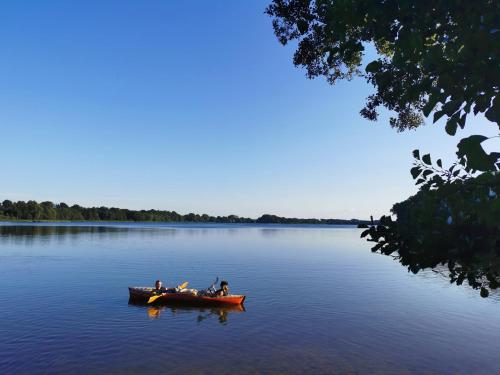 a group of people in a boat on a lake at George Glamper KÜSTENKIND in Belau