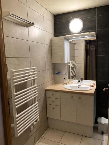 une salle de bain avec un lavabo et un miroir dans l'établissement Résidence Les Bergers - 3 pièces cabine 6 personnes 3 expo est MAE-4114, à Valloire