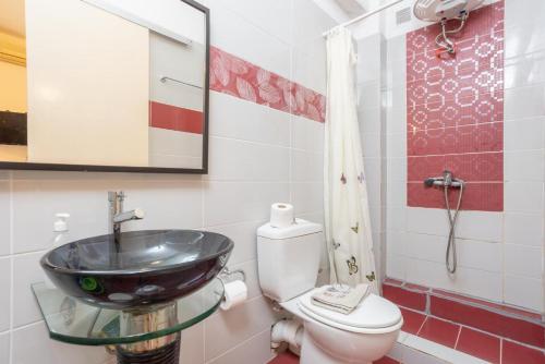 uma casa de banho com um lavatório e um WC em Flora Maisonettes 2 em Gaios