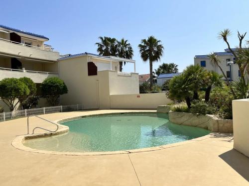 une piscine dans l'arrière-cour d'une maison dans l'établissement Fab, à Valras-Plage
