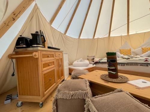 a room with a table and chairs in a tent at Tipi Apachen in Belau