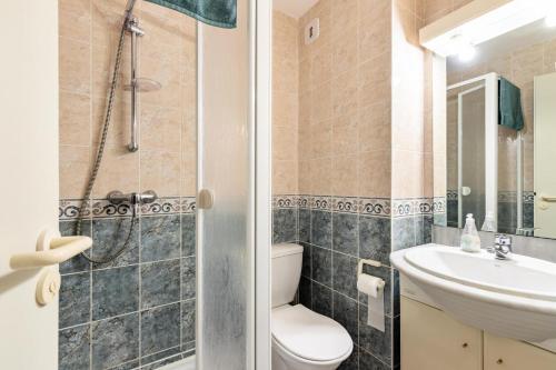La salle de bains est pourvue d'une douche, de toilettes et d'un lavabo. dans l'établissement Résidence Port Bourgenay - maeva Home - Appartement 2 pièces 4 personnes - 434, à Talmont-Saint-Hilaire