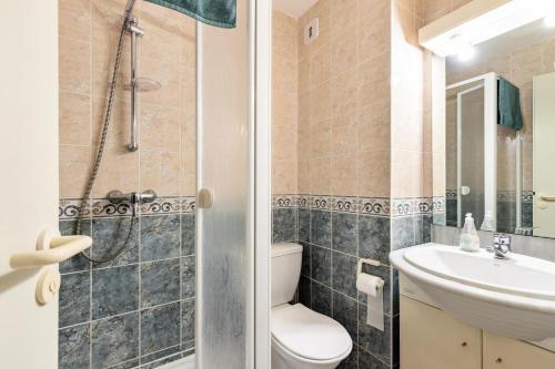 une salle de bain avec une douche, des toilettes et un lavabo dans l'établissement Résidence Port Bourgenay - maeva Home - Appartement 2 pièces 4 personnes - Sélection MAE-0434, à Talmont-Saint-Hilaire