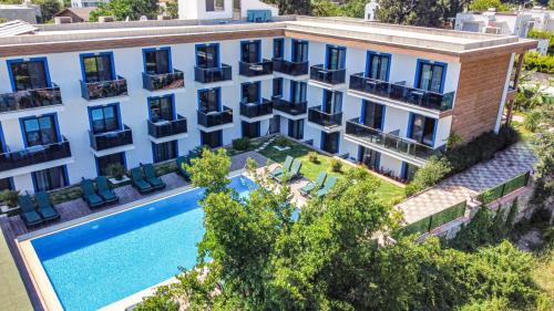 una vista aérea de un hotel con piscina en ÇINAR BUTİK OTEL en Bodrum