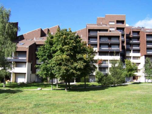 een groot appartementencomplex met een boom ervoor bij Résidence Herbouilly - 2 Pièces pour 6 Personnes 964 in Corrençon-en-Vercors