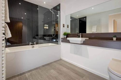 Koupelna v ubytování Luxury Garden Apartment in St Andrews