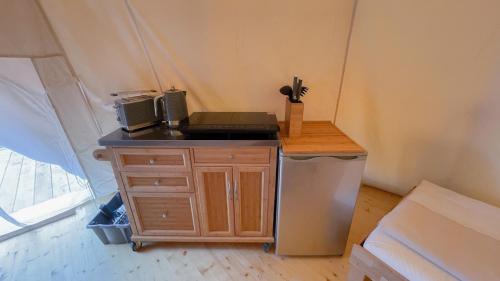 a kitchen with a stove and a sink in a room at Tipi Illinois in Falkenberg