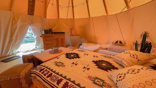 a room with two beds in a tent at Tipi Missouri in Falkenberg
