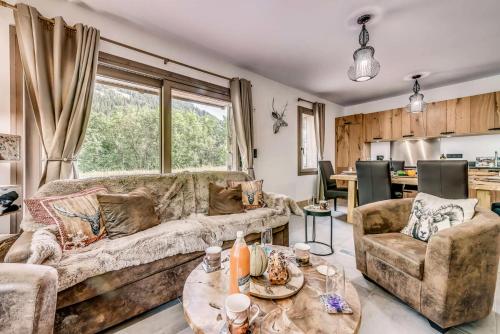 un salon avec un canapé et une table dans l'établissement Résidence Les Terrasses De La Vanoise - 4 Pièces pour 8 Personnes MAE-0314, à Champagny-en-Vanoise