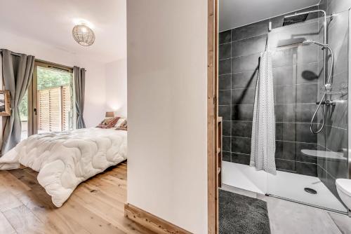 une chambre avec un lit et une douche en verre dans l'établissement Résidence Les Terrasses De La Vanoise - 4 Pièces pour 8 Personnes MAE-0314, à Champagny-en-Vanoise