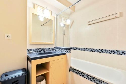 a bathroom with a sink and a bath tub at Résidence Héliotel Marine - maeva Home - Studio 4 personnes - Confort 084 in Cros-de-Cagnes