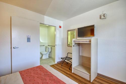 โทรทัศน์และ/หรือระบบความบันเทิงของ Motel 6-Tulare, CA