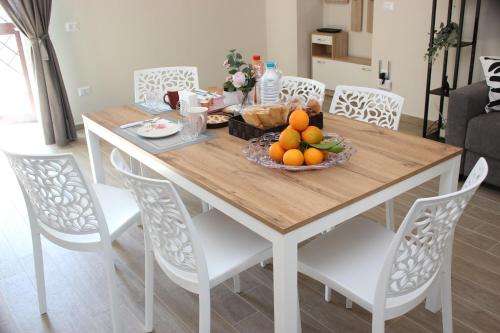 einen Holztisch mit einem Obstteller darauf in der Unterkunft La Valle B&B in Castel Campagnano