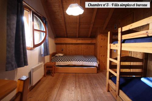 a bedroom with a bunk bed and a bunk ladder at Chalet Du Regain - Chalet 4 pièces 8 personnes 3 exposé Sud-Ouest MAE-8244 in Valloire