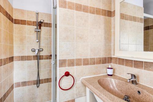 ein Badezimmer mit Waschbecken und Dusche in der Unterkunft Les maisons Le Rouret - maeva Home - Maison 3 pièces 6 personnes - Prestige MAE-1044 in Grospierres